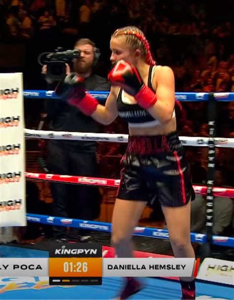 female fighter flashes|Boxer Daniella Hemsley Flashes After Defeating。